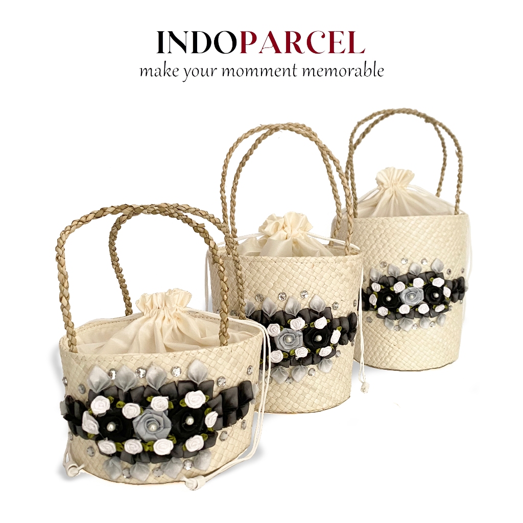 

INDOPARCEL - Tas Parsel Anyaman Kombinasi Bunga Pita Bungkus Kemasan Toples 500 gram Tas Hampers Serbaguna Tas Goodie Bag Etnik Terbaru