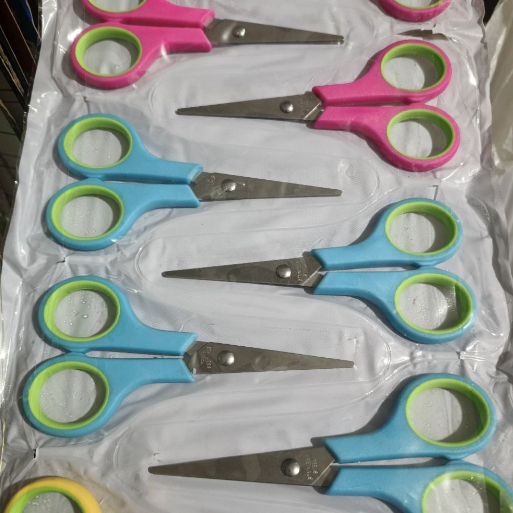 

Gunting Kecil Warna-warni
