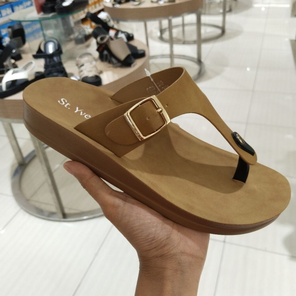 St. Yves Buckle Sandal Flip Flops Wanita size mulai 36-40 untuk ketersediaan stok bisa chat dulu