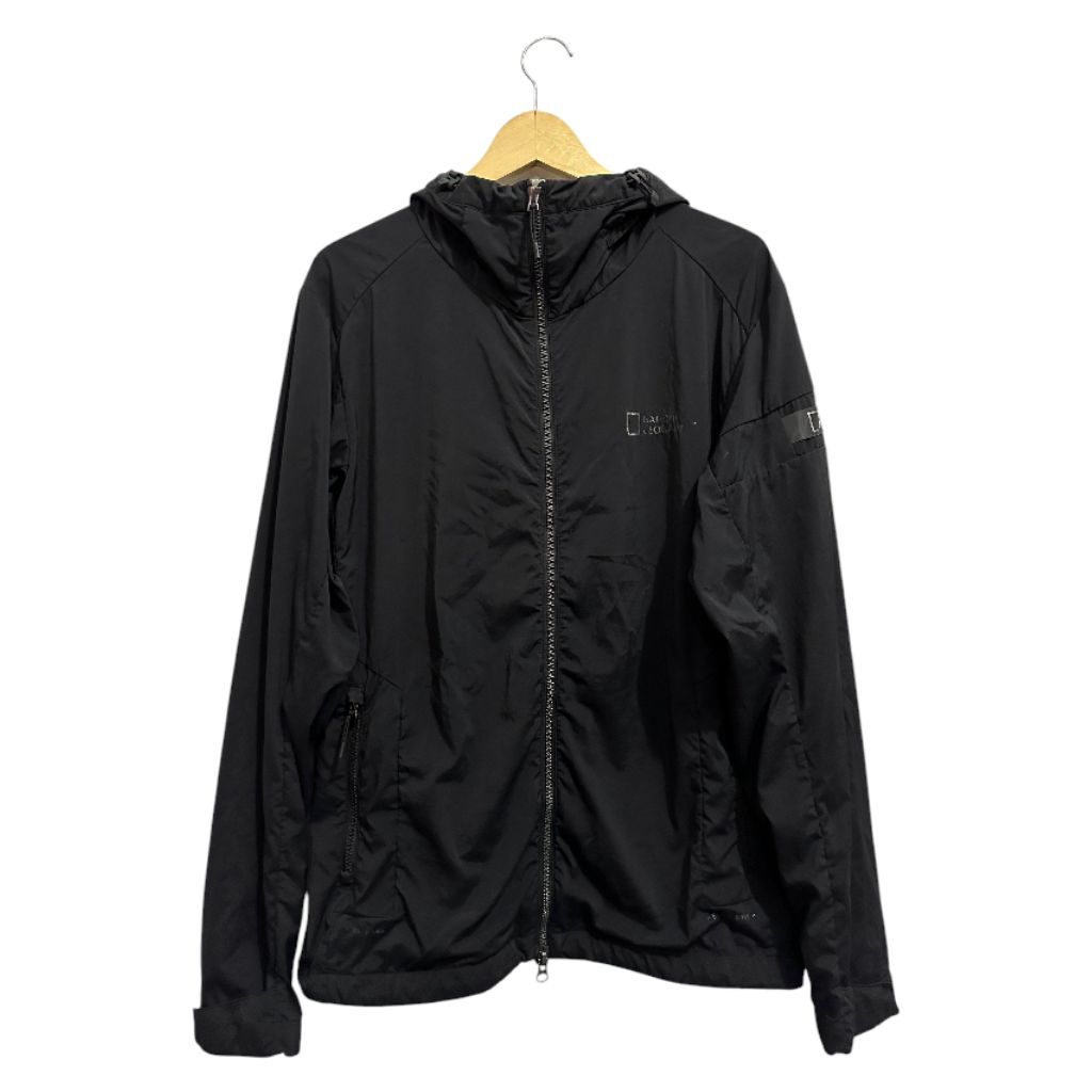preloved jaket windbreaker natgeo hitam size M fit L