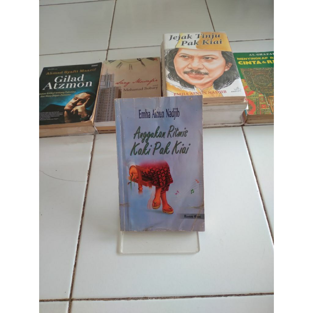 anggukan ritmis kaki pak kiai