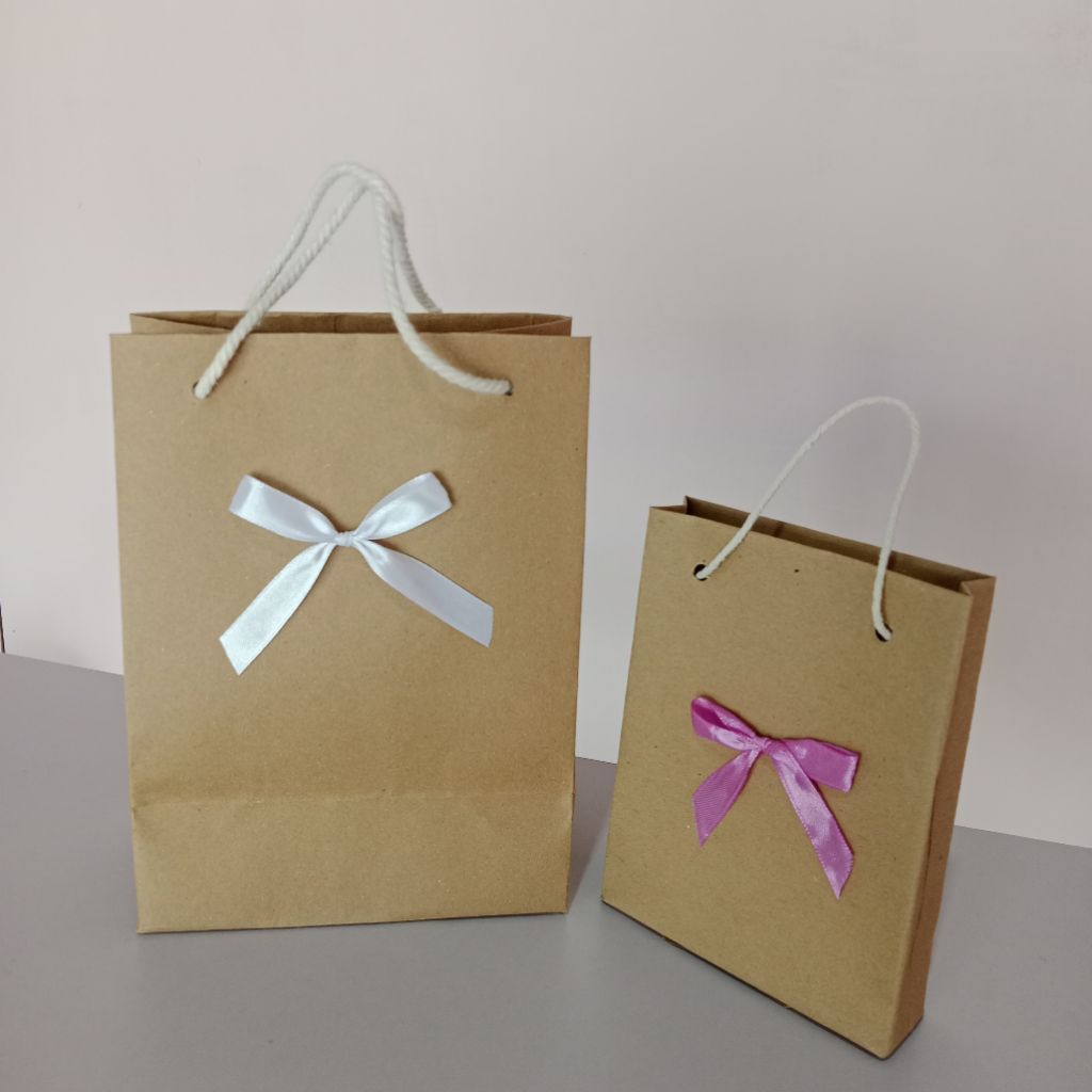 

Tas kertas bingkisan acara / Paperbag Pita / Souvenir Nikahan / Hampers Kado / Hadiah Anniversary