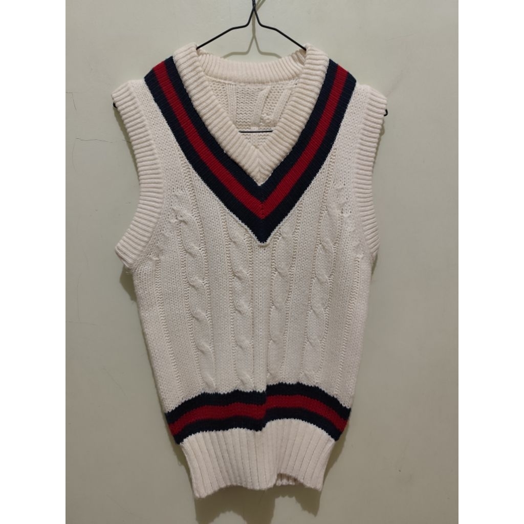 vest rajut putih