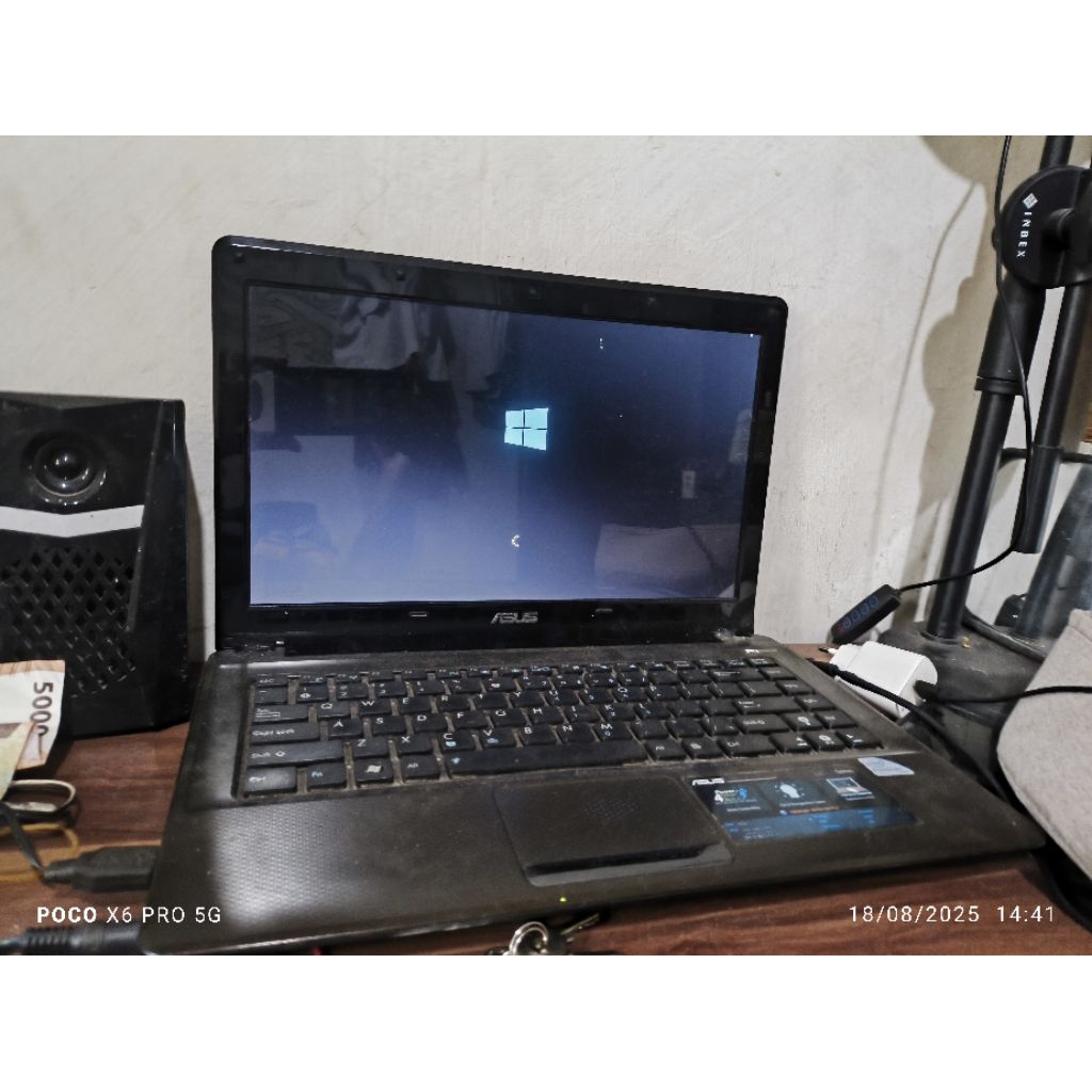 laptop asus k42f normal minus batre tidak ada, hanya unit+charger dan tas
