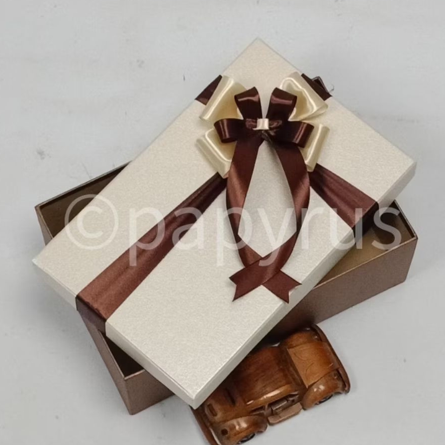 

PAPYRUS Kombinasi 17,5x27,5 Tinggi 8cm Kotak Kado Gift Box Hardbox Hampers Hadiah V3