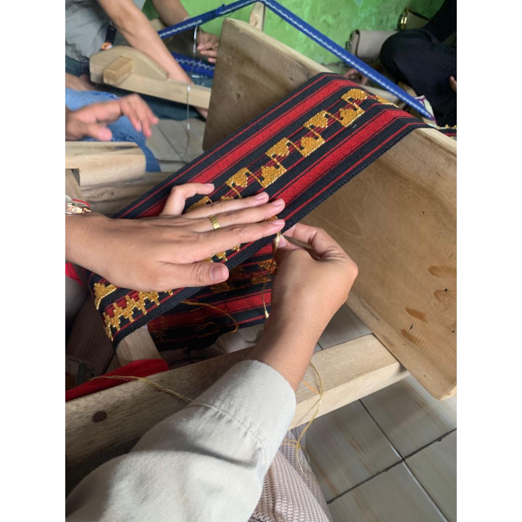 Kain Tapis Lampung Asli – Tenun Tradisional Sulam Benang Emas Motif Adat Elegan