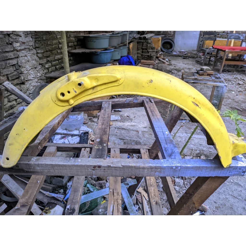 Slebor belakang honda cb 100,cb 125s bahan mirip ori