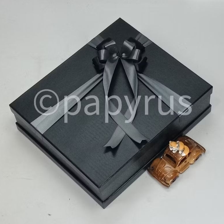 

PAPYRUS Sandwich 30x35 Tinggi 10cm Kotak Kado Gift Box Hardbox Hampers V3