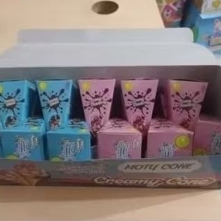 

creamy cone coklat dan stoberi