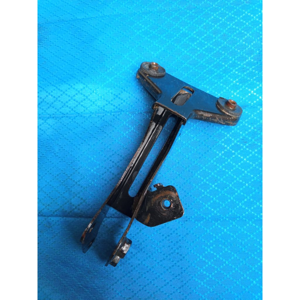 breket tameng depan Honda Beat karbu Original / breket tameng Beat karbu Original copotan