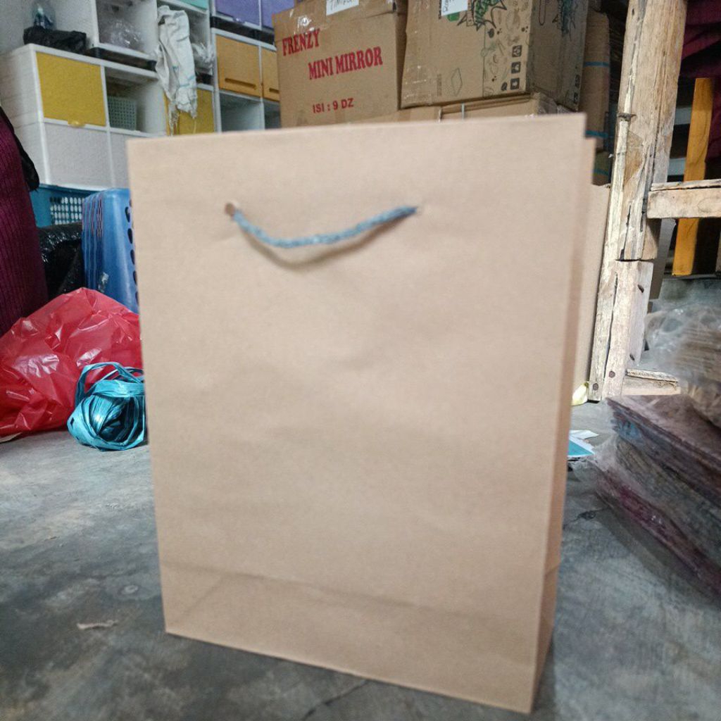 

(ISI 12 BIJI) TAS KERTAS R 3 POLOS COKLAT 18x7x22 / PAPER BAG / TAS HAJATAN KERTAS
