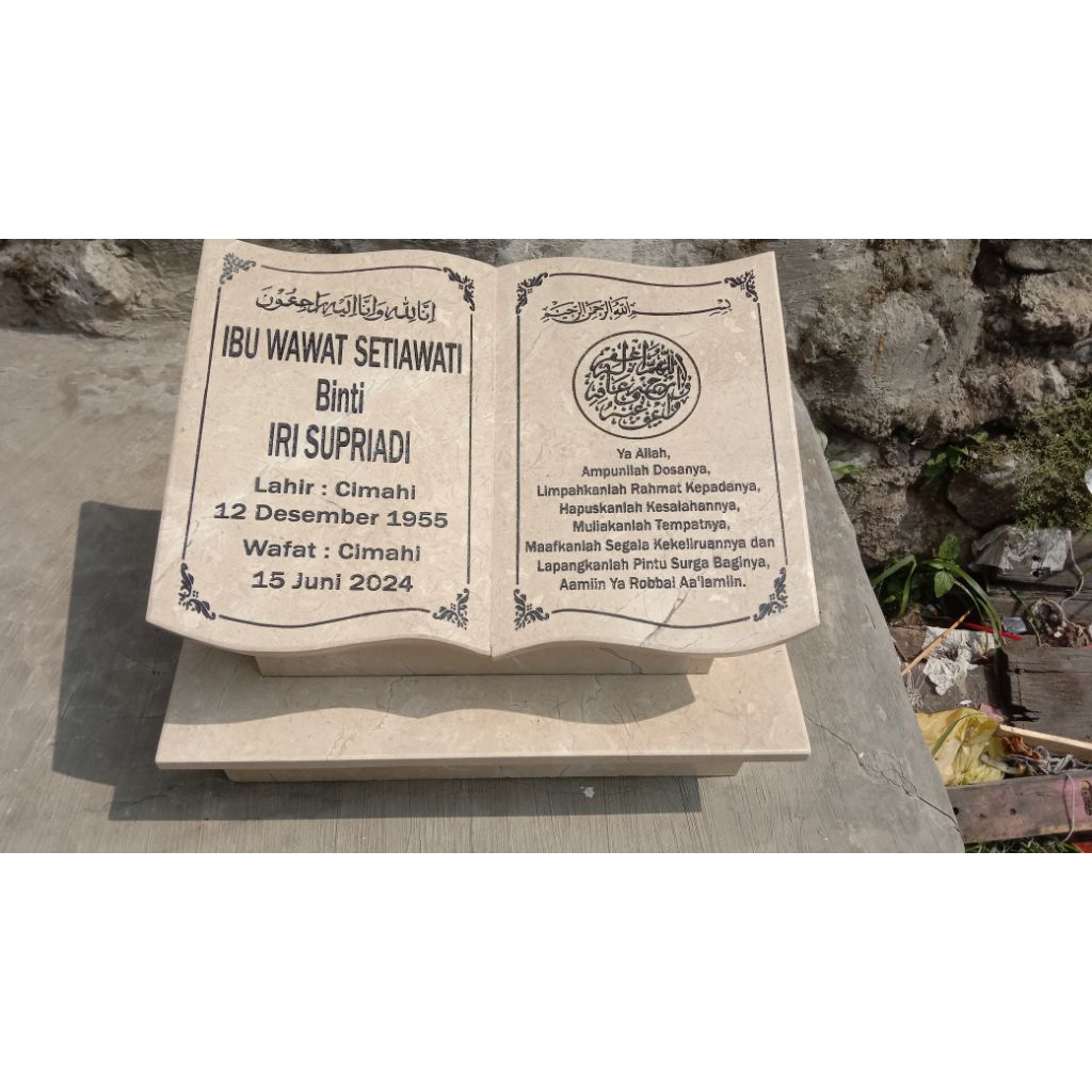 BATU NISAN MARMER DUDUKAN KEPALA BESAR