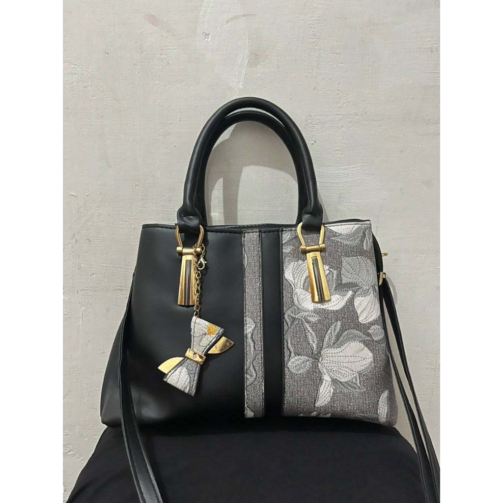 Preloved Tas Import Selempang Wanita with GHW