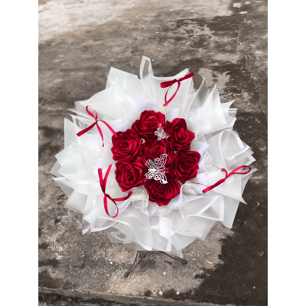 

Buket Round Kriwil Satin 7 tangkai bunga besar (Free Stick & Kartu Ucapan)