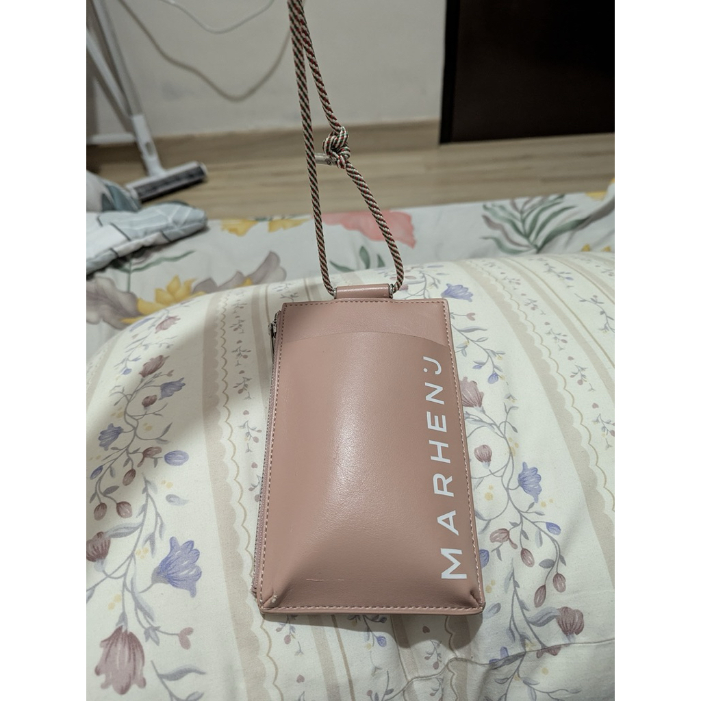 

Marhen J Landyard Mulus Tapi kekikis dikit