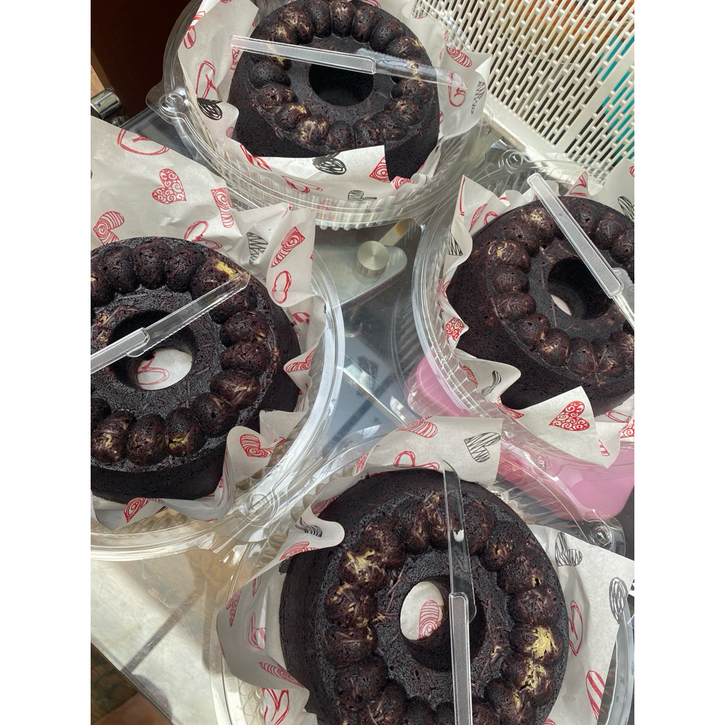 

BOLU KETAN HITAM CREAM CHEESE / CHOCOLATE MOMSSHINE KITCHEN (only Po)