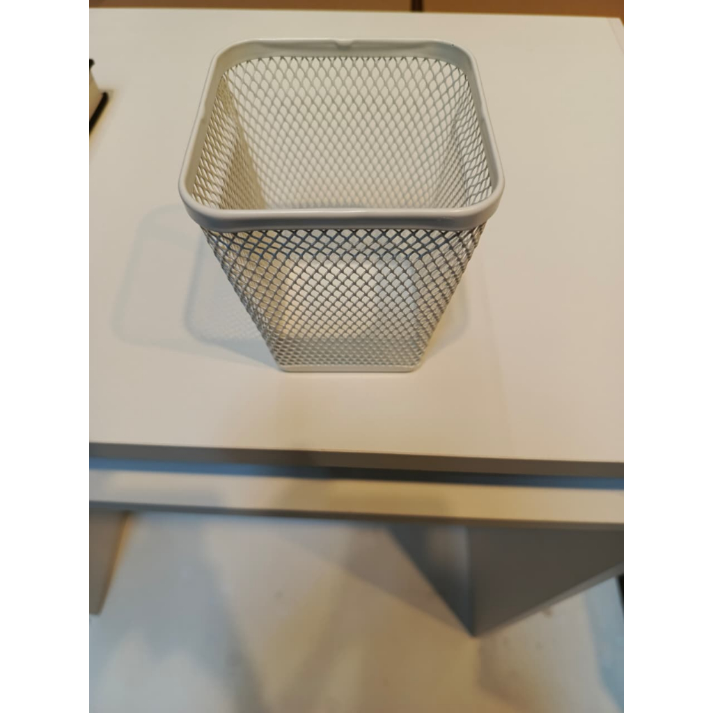 

Tempat pulpen gunting pensil pengaris, dronjons warna putih