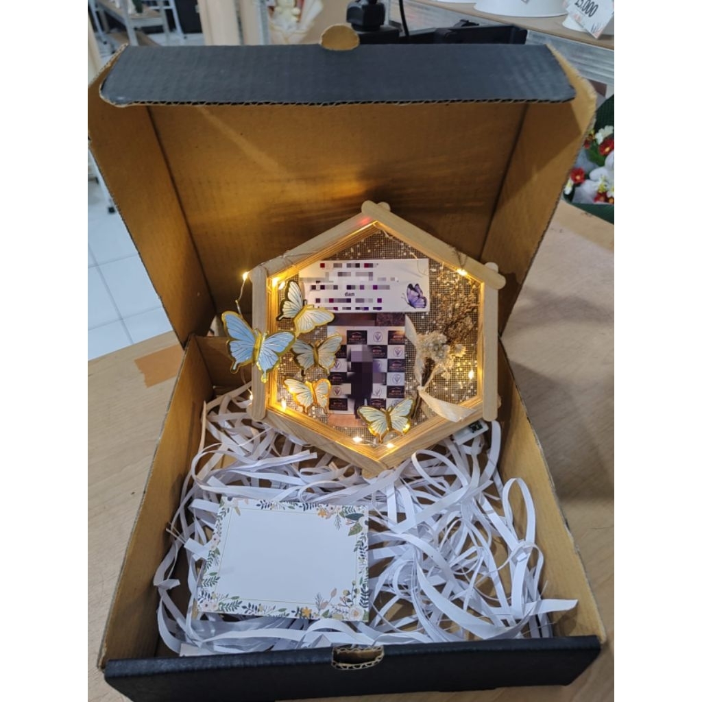 

[POETRISI] Gift box frame hexagonal / gift box hadiah ulang tahun / gift box kado / frame hexagonal / gift frame hexagonal / gift box led