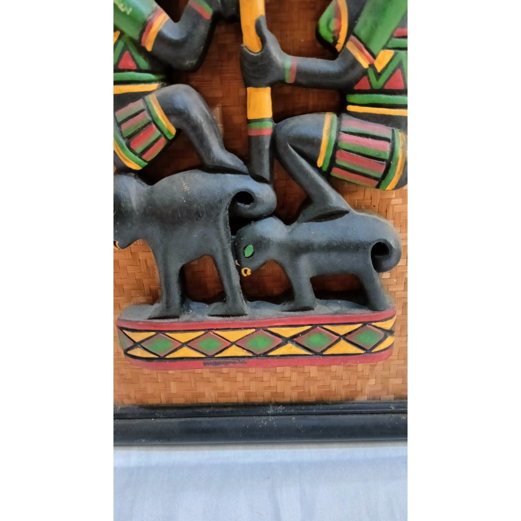 panel kayu Asmat didalam bingkai