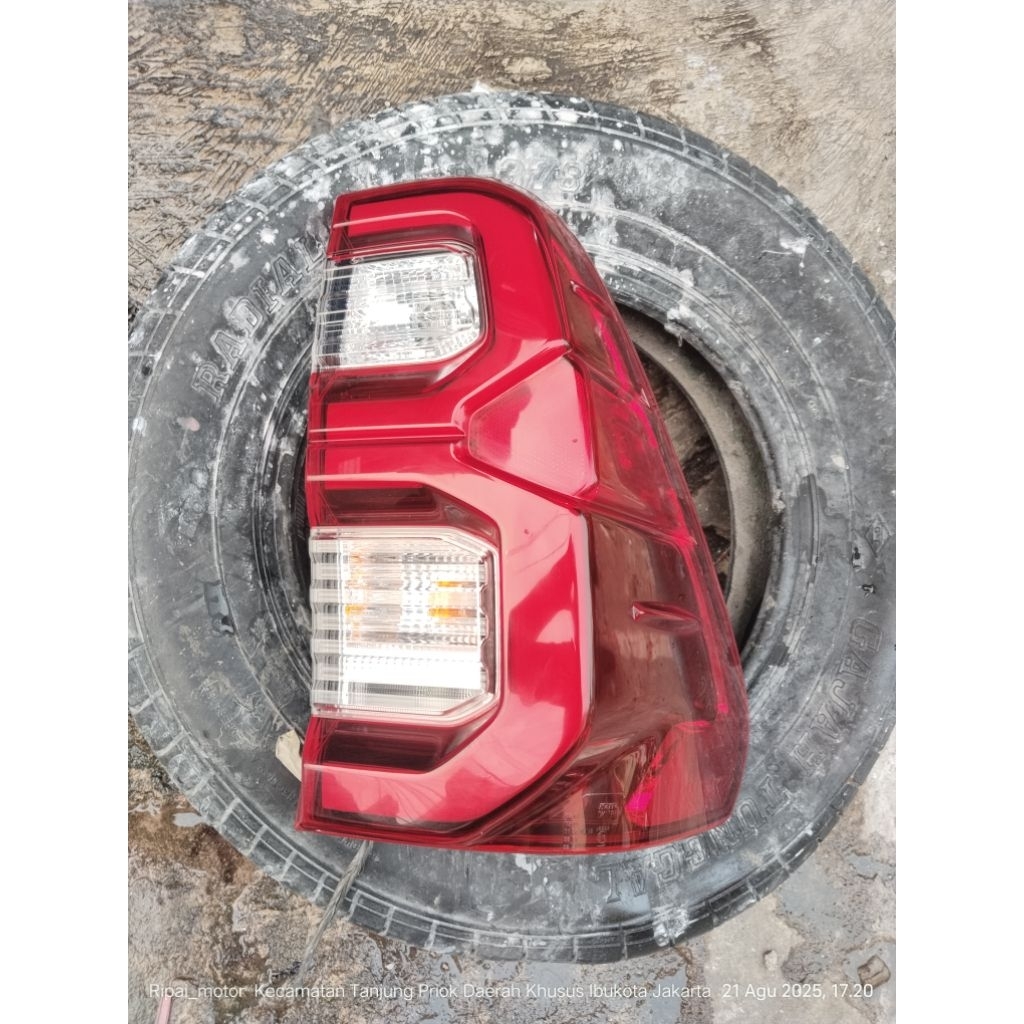 stoplamp lampu belakang Toyota hilux 2021-2022-2023-2024-2025 original