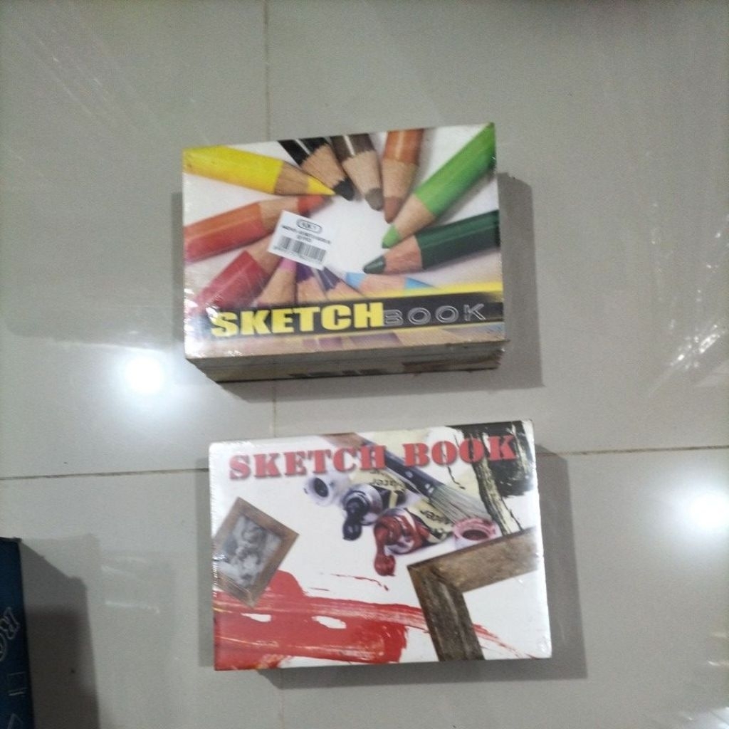

Kiky Sketchbook Sketsa Buku Gambar Ukuran A5 (145 x 205 mm) 50lbr / A4 (210 x 297 mm) 50 lbr - Pack isi 5 Buku.