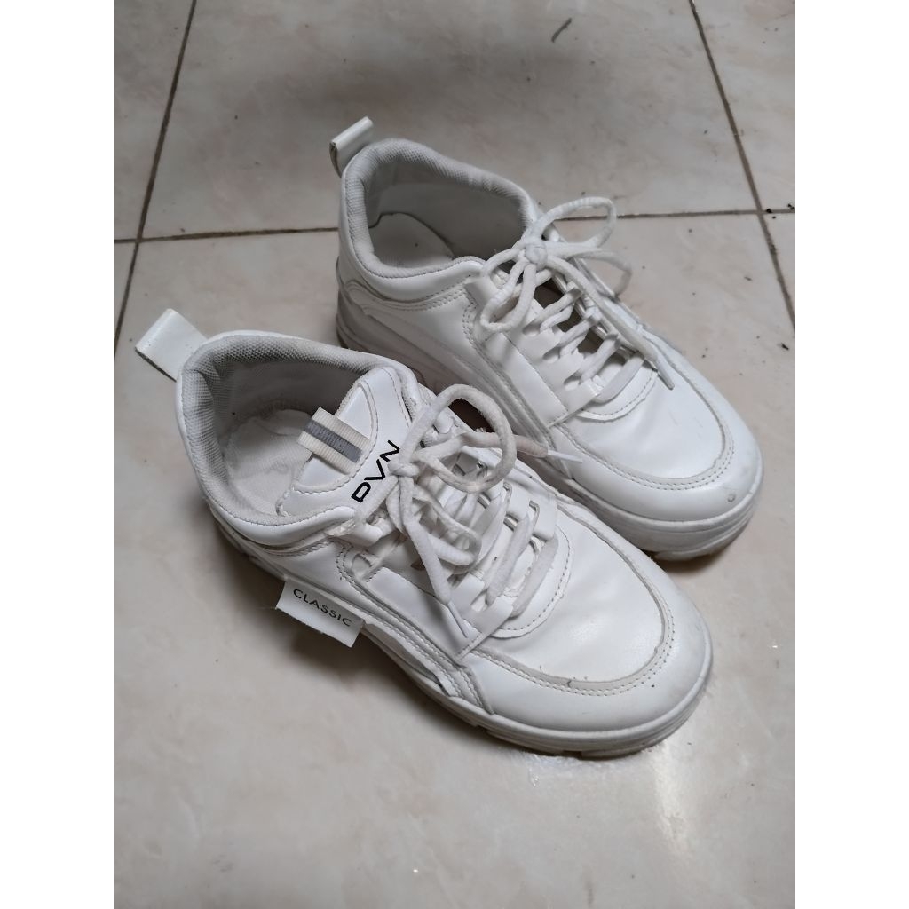 sepatu putih pvn
