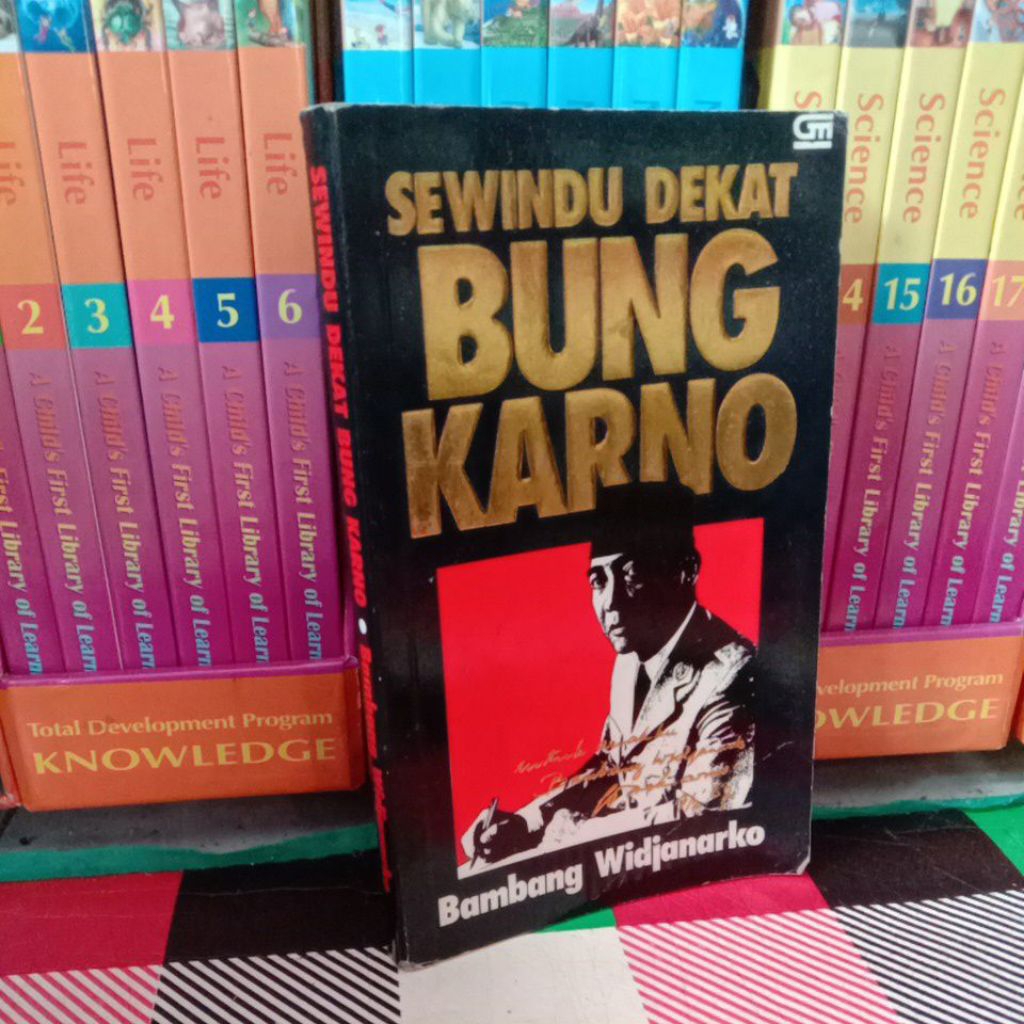 BAMBANG WIDJANARKO SEWINDU DEKAT BUNG KARNO