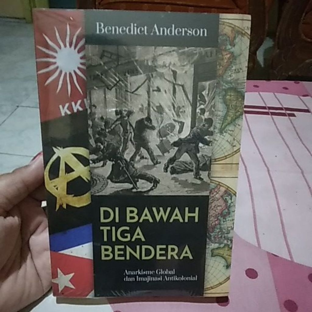 DI BAWAH TIGA BENDERA