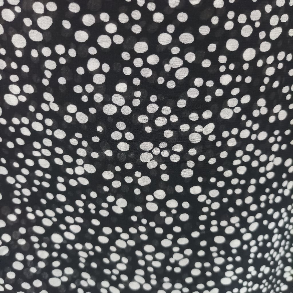 Kain Ceruty Motif Polkadot Putih Dasar Hitam – Bahan Jahit Fashion (Harga Kain Per½ Meter)