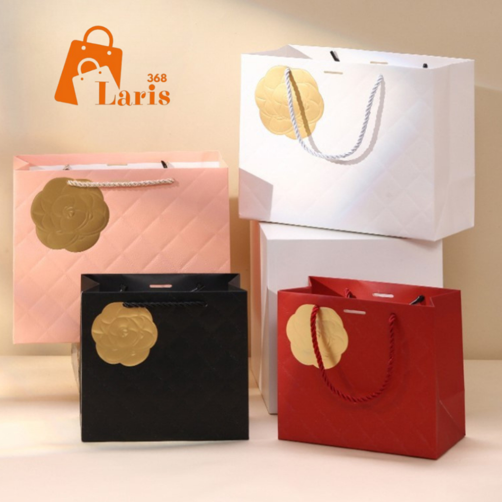 

Laris Paper Bag / Paperbag Tas Hampers Hadiah Souvenir Gift Bag Ala Canel Embos Flower Gold Lengkap Pita Eksklusif Premium