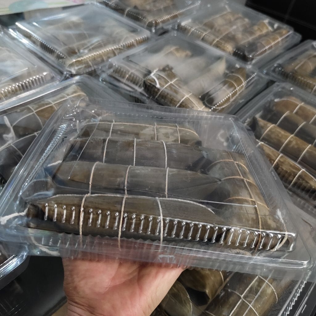 

Arem arem lontong isi ayam, telor asin, cabe rawit