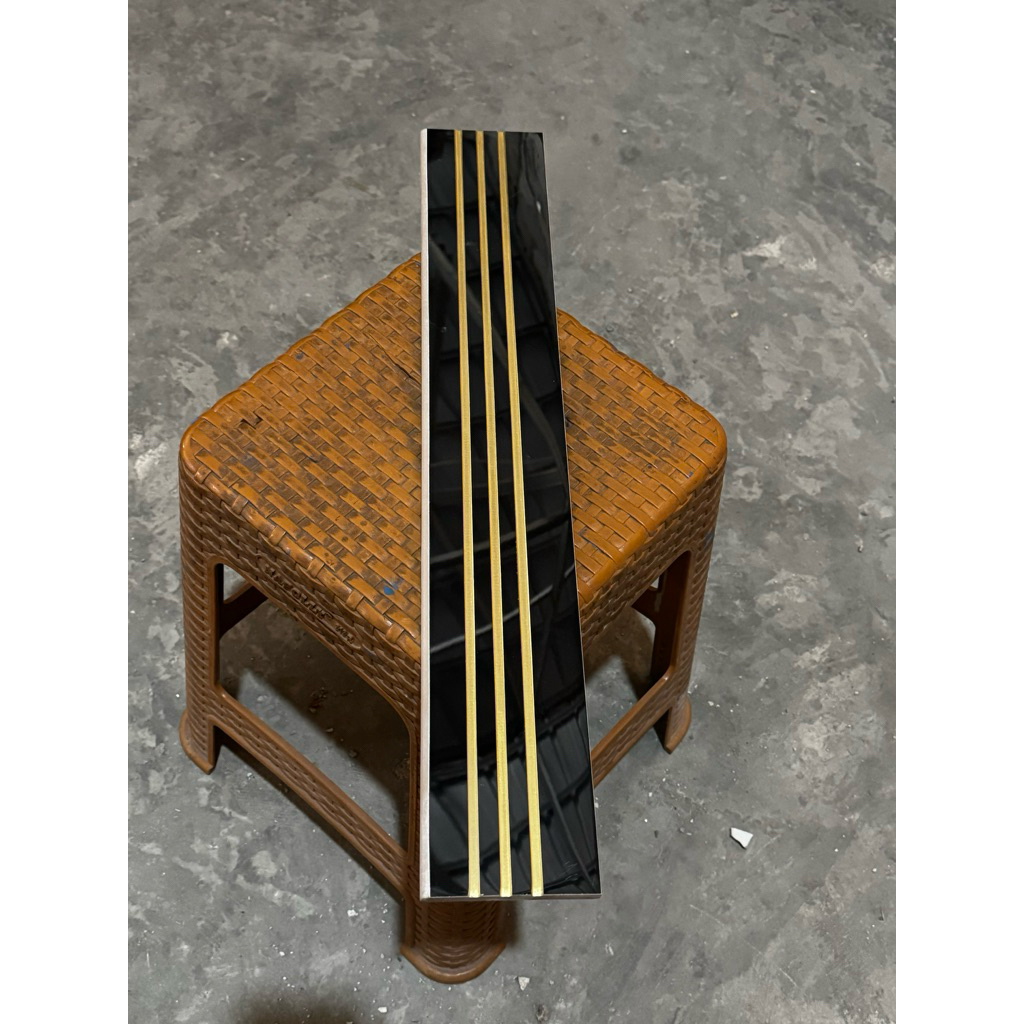 granit stepnosing 10x60 hitam glaspolis garis emas