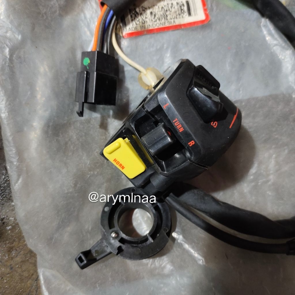 SAKLAR KIRI HOLDER SWITCH WINKER HONDA TIGER REVO 35200-KCJ-760 ORIGINAL AHM