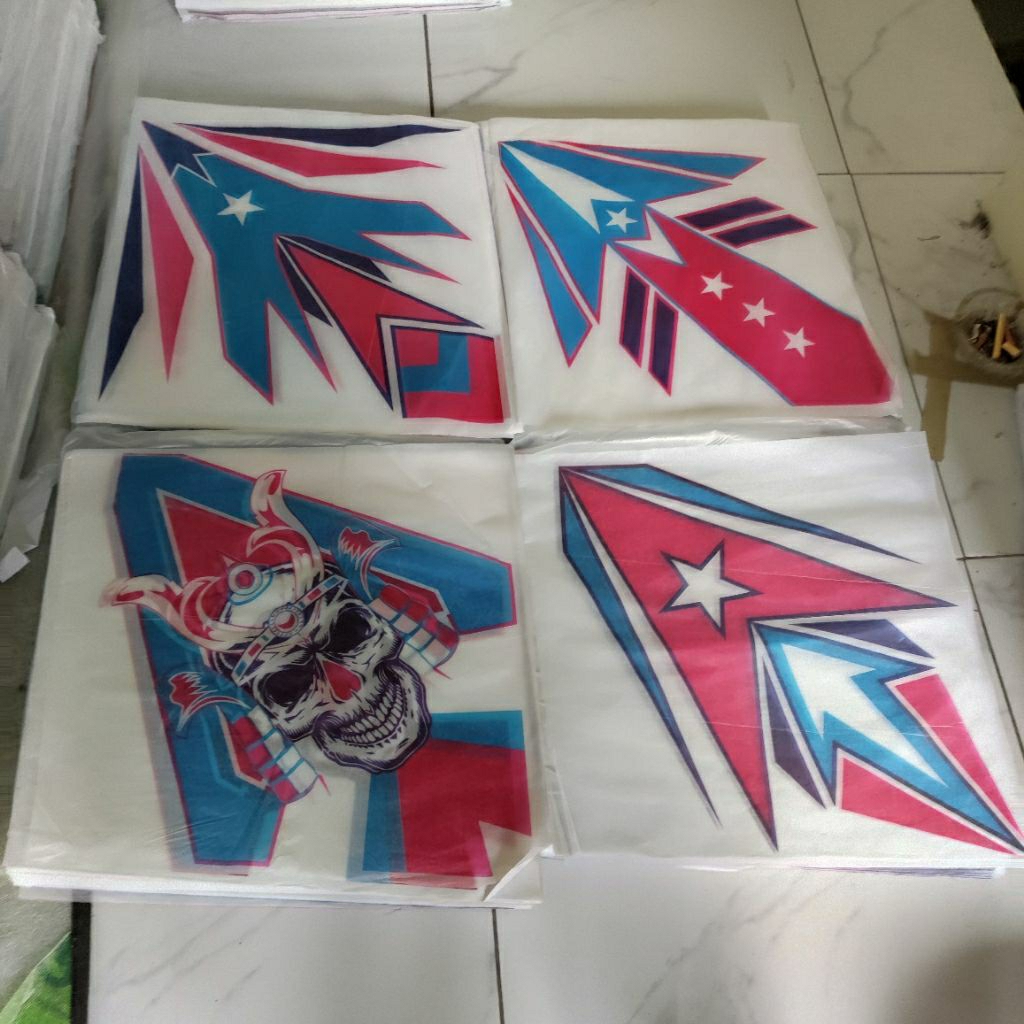 

KERTAS LAYANGAN SABLON 2 MOTIF WARNA BIRU ISI 100 MOTIF RANDOM TERMURAH.