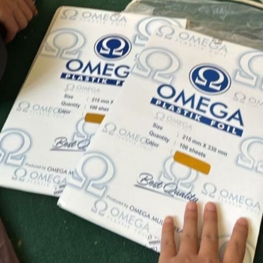 

Omega Foil Plastik Emas Silver Merah Biru Hijau F4 100 lembar Omega Plastic Foil Folio 215mm × 330mm 100 Sheets
