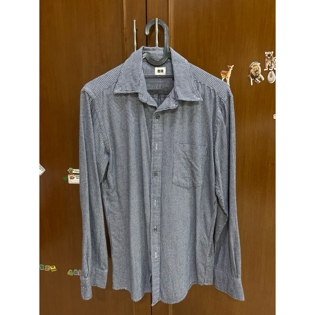 Kemeja kantor cassual UniqLo motif kotak biru putih bekas pakai