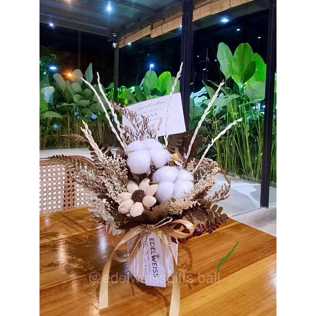 

Bunga Vas/ RANGKAIAN BUNGA KERING / RUSTIC GIFTS / BLOOM BOX BALI /BLOOM BOX /RUSTIC GIFT BOX / ELEGANT GIFT / AESTETIC GIFT