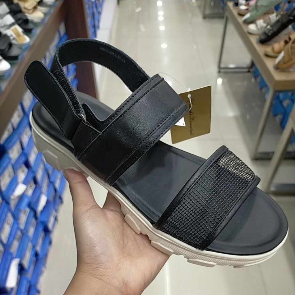 Sandal Tali Wanita Yongki Komaladi