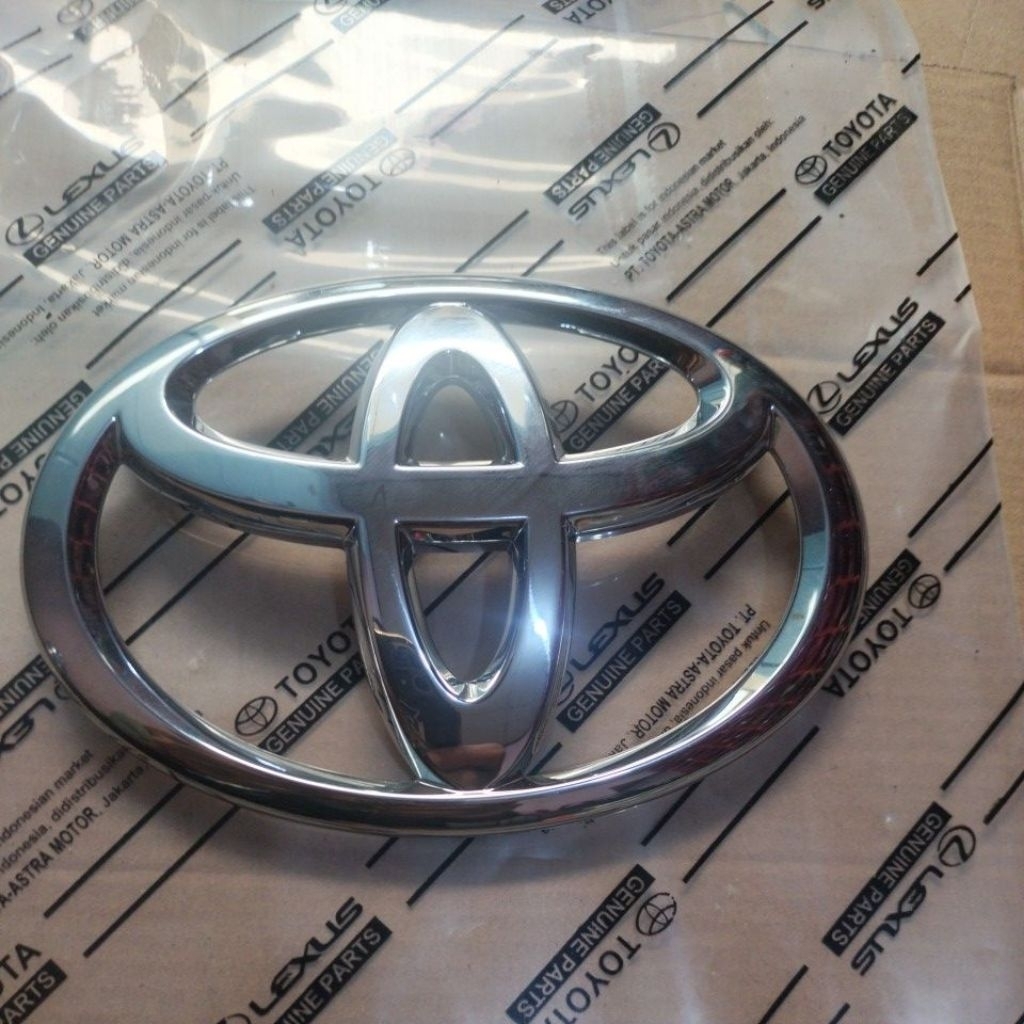 logo depan grill Innova 2009-2015 original