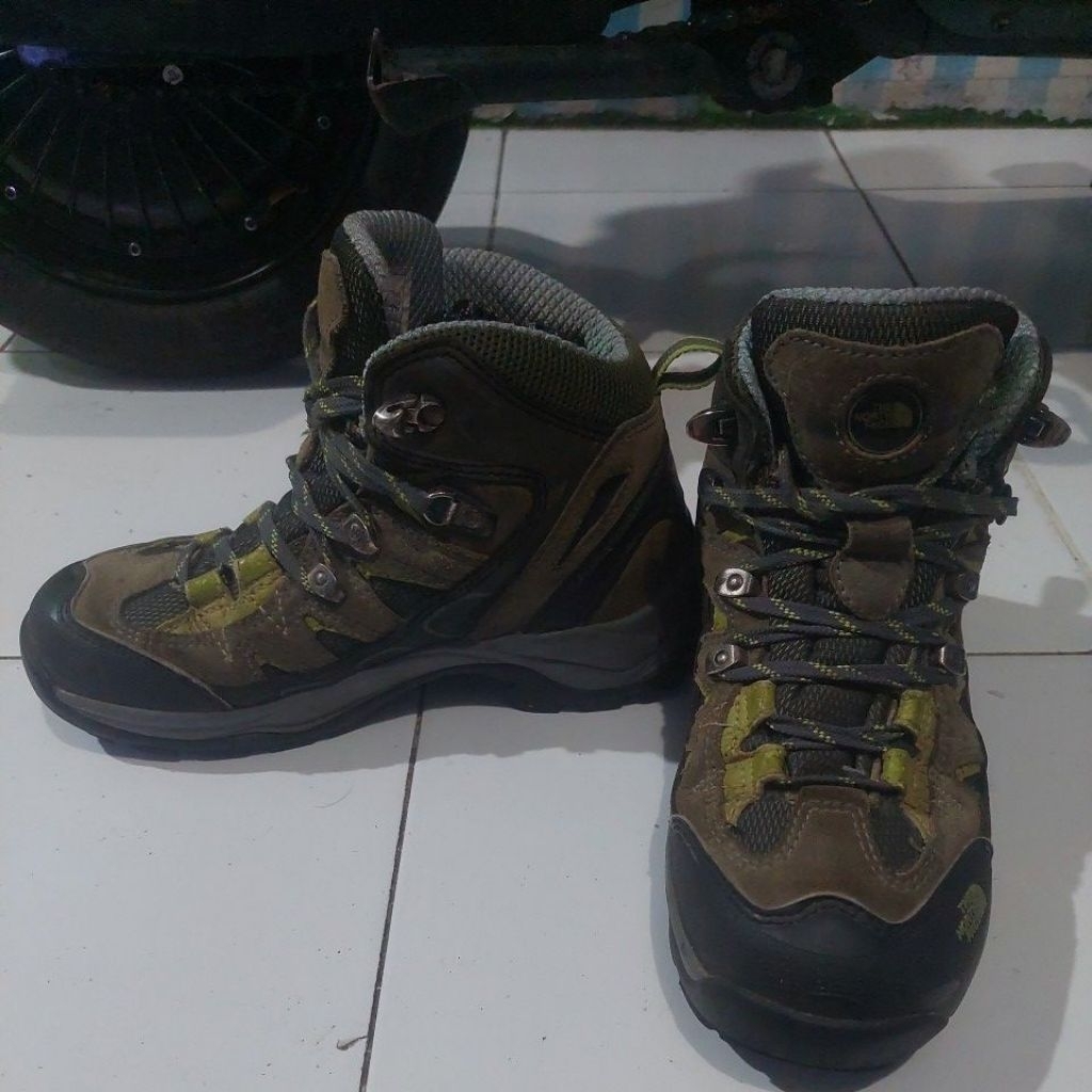 sepatu outdoor TNF bekas size 39/24,5cm