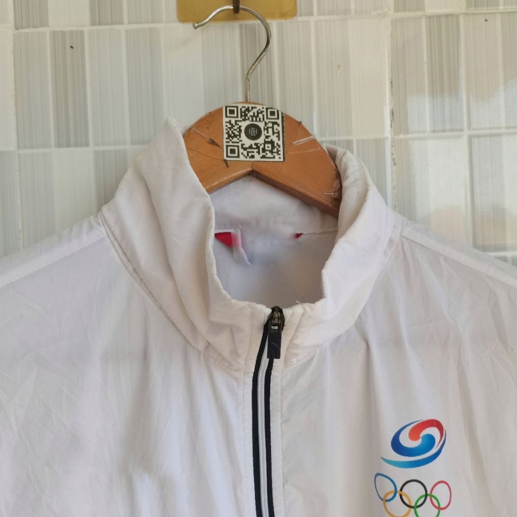 910. JAKET RUNING TNF SIZE L WARNA PUTIH  PRELOVED