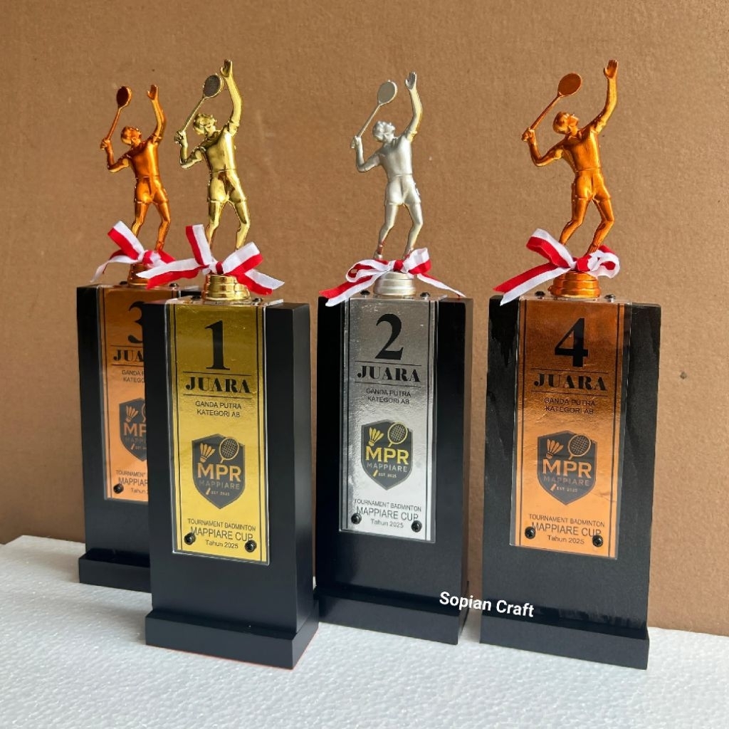 Piala Plakat Badminton Kayu Square
