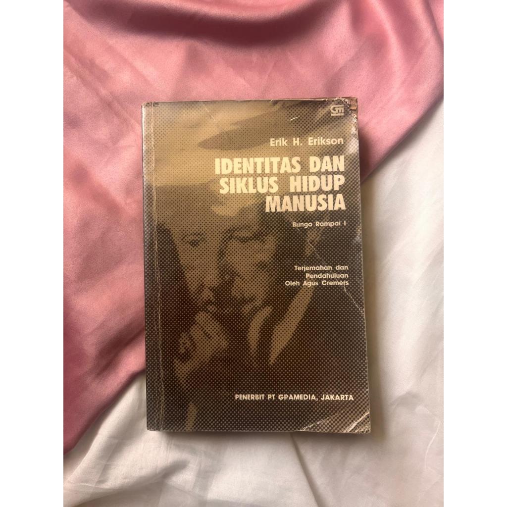 Buku Erik H. Erikson Identitas dan Siklus Hidup Manusia