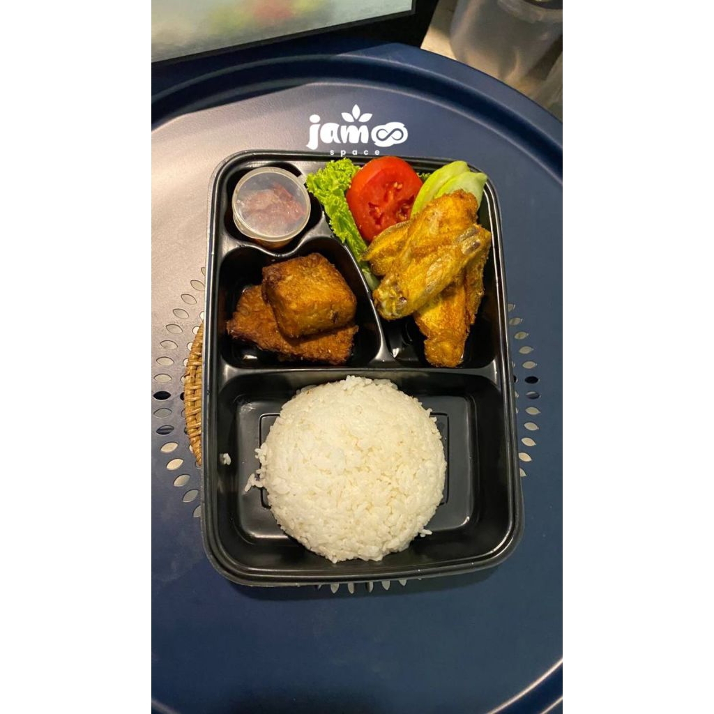 

Paket nasi ayam goreng