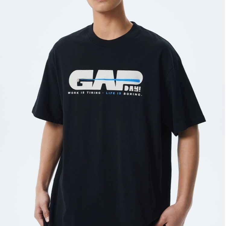 Kaos Musim Panas Trendy Oversize Katun untuk Pria dan Wanita, Cetak “GAP DAY”