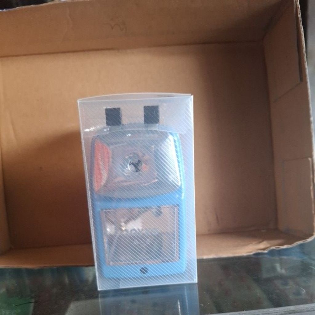 

(pcs) rautan / peruncing pensil yg ditaruh di meja.