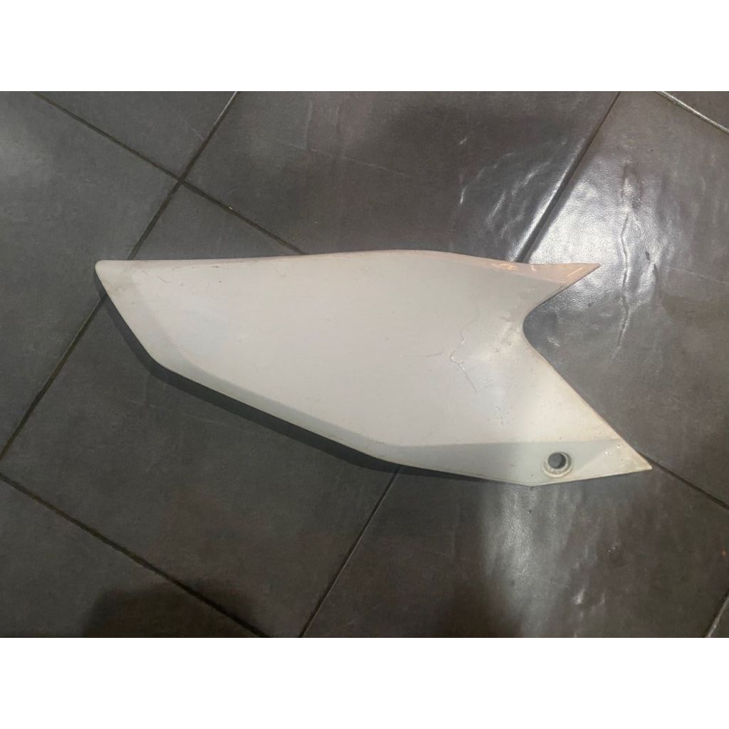 Cover Samping Kanan Husqvarna 2015 (Bekas)