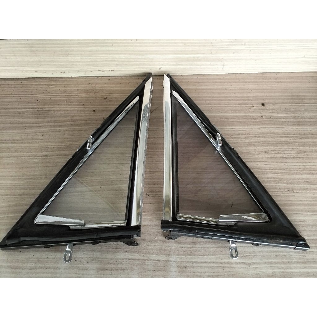 segitiga kaca angin mercedes W115