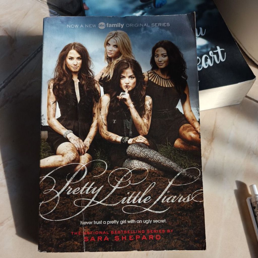 Novel Import Pretty Little Girls never trust a pretty girl with an ugly secret