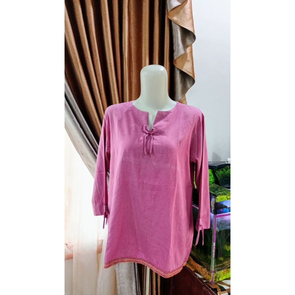 PL - Blus Pink Muda dengan Detail Ikat- Blus  Lengan Tiga Perempat  Warna Dusty Pink- Blus  Simpel d